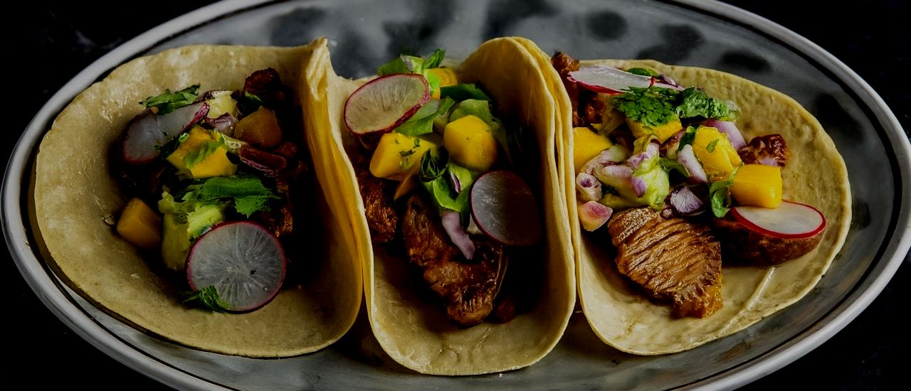 Tacos de lomo de cerdo con salsa de mango y aguacate